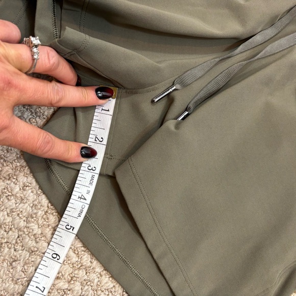 Ladies Lululemon On The Fly Army Green Shorts Size 4‎ - Picture 9 of 10